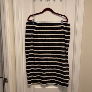 Knit pencil skirt in stripe (black and white)